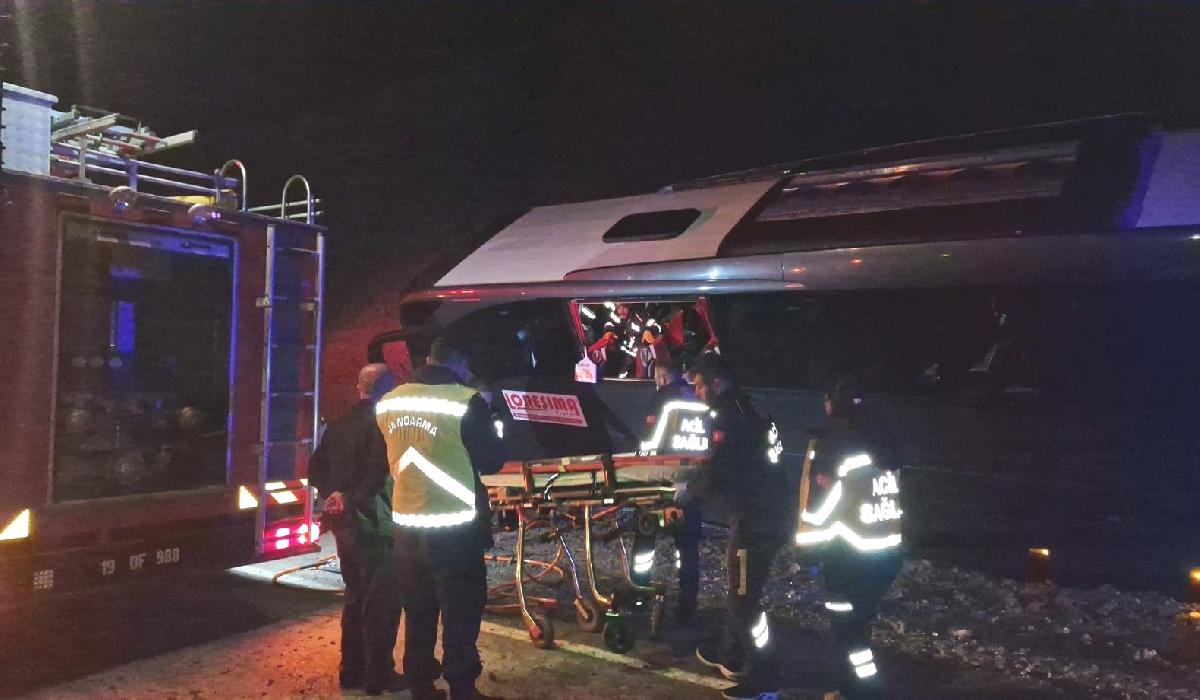 Festivalden dönen tur otobüsü kaza yaptı: 15 yaralı