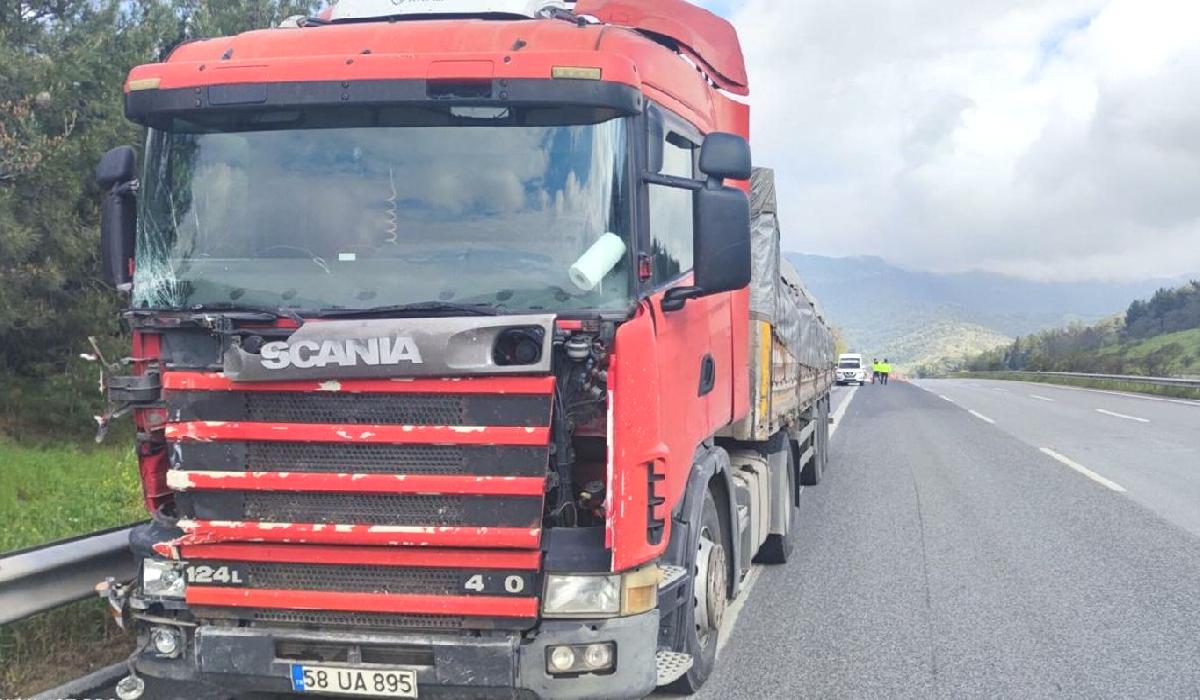 Otoyolda feci kaza: Minibüsün şoförü yaşamını yitirdi