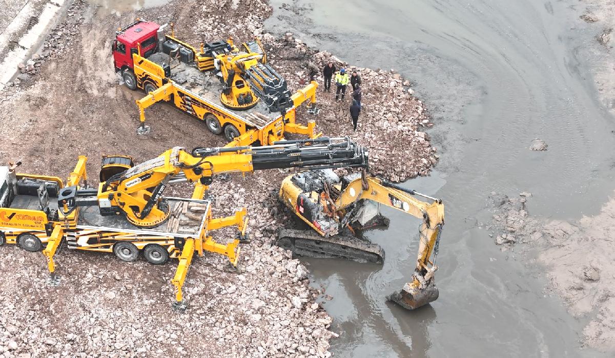 Porsuk Çayı zeminine gömülen ekskavatör vinçlerle kurtarıldı