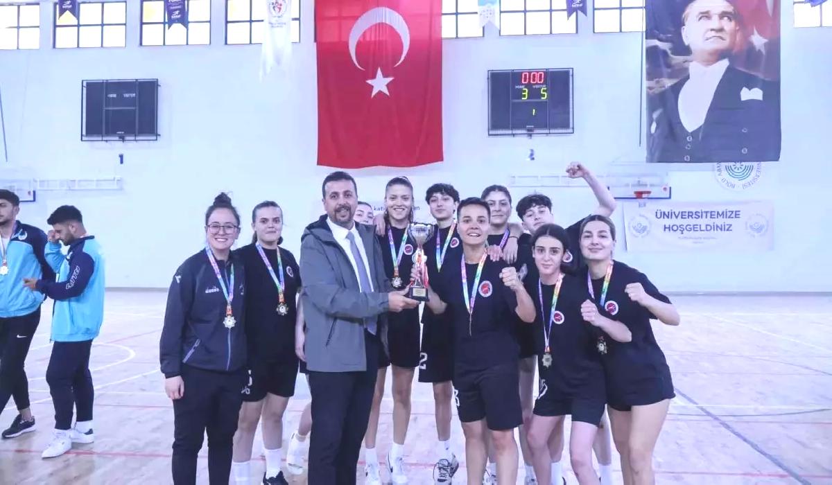 Kastamonu Üniversitesi Kadın Futsal Takımı Namağlup Şampiyon
