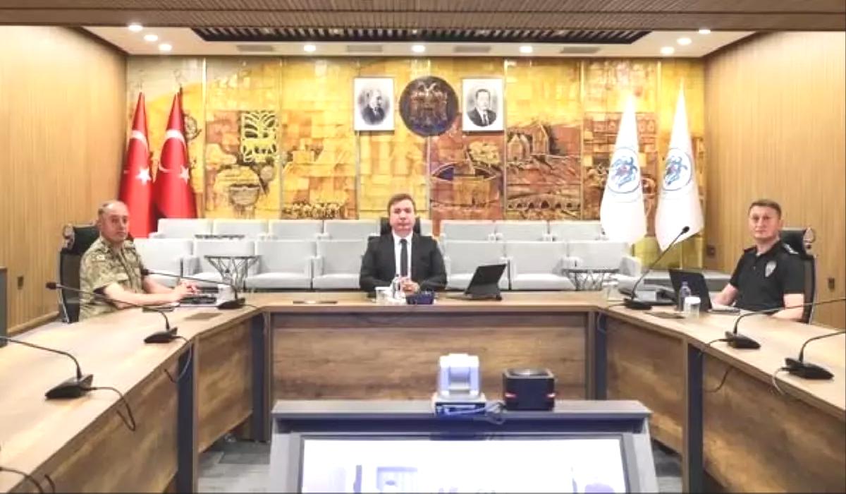 Erzincan Valisi Güvenlik Toplantısında