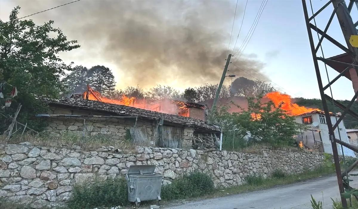 Suluova’da Yangın: 4 Ev Yanarak Kullanılamaz Hale Geldi