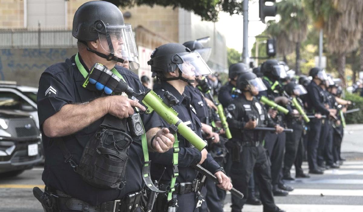 Trump bayrak yakanlar için hapis cezası istedi