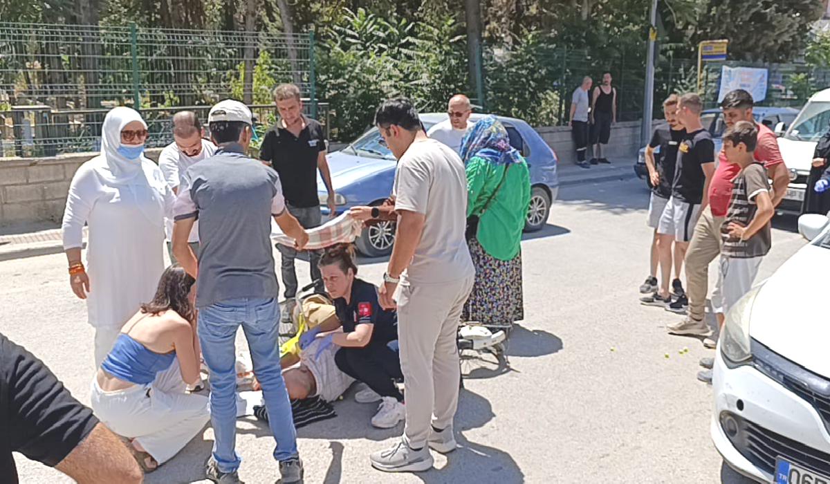 Bursa’da kaza geçiren sürücüye vatandaşlar destek oldu