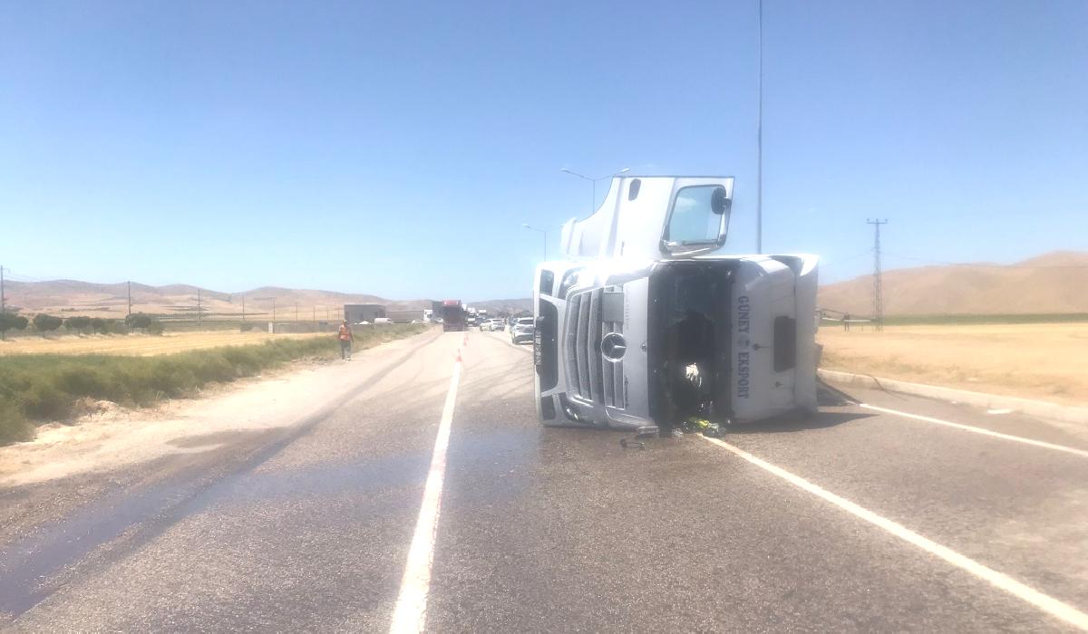 Malatya’daki kazada tanker devrildi