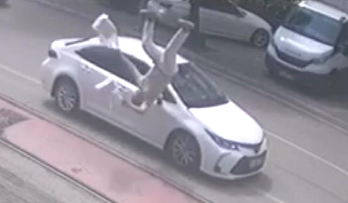 Bursa’da market alışverişinden çıkan yaşlı adama otomobil çarptı