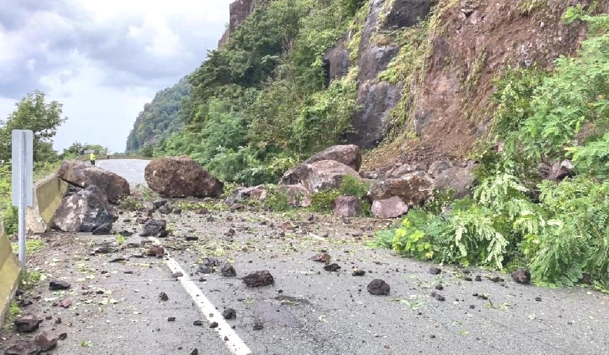 Artvin’de heyelan: Karadeniz Sahil Yolu ulaşıma kapandı