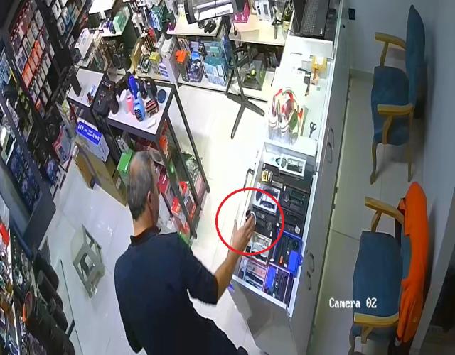 Depremde Çay Bardakla Dışarı Çıktı