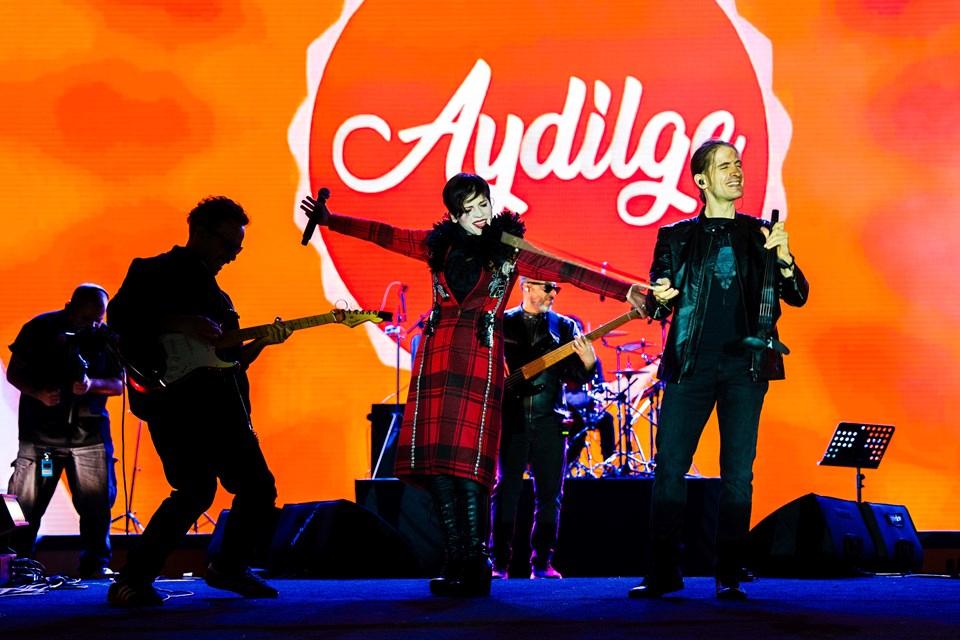 Malatya’da sahneye çıkan Aydilge’den Filistin’e destek