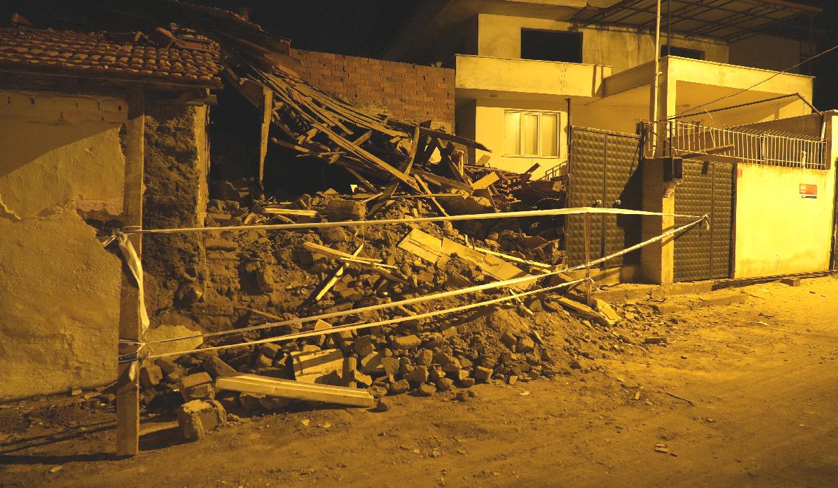 Balıkesir’de tek katlı metruk bina çöktü