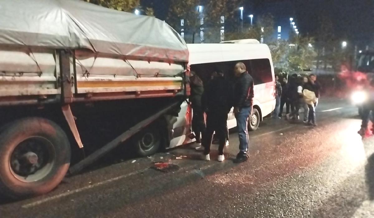 İşçi servisi tıra çarptı, 9 kişi yaralandı