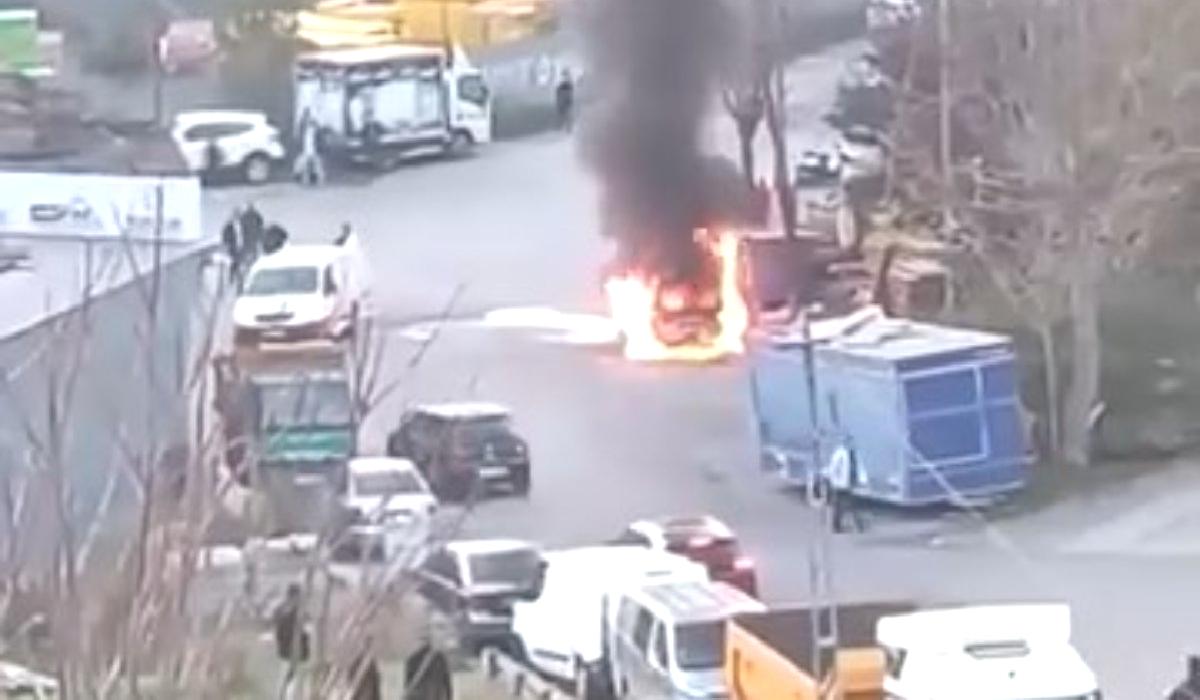 İstanbul’da park halindeki araç alev topuna döndü