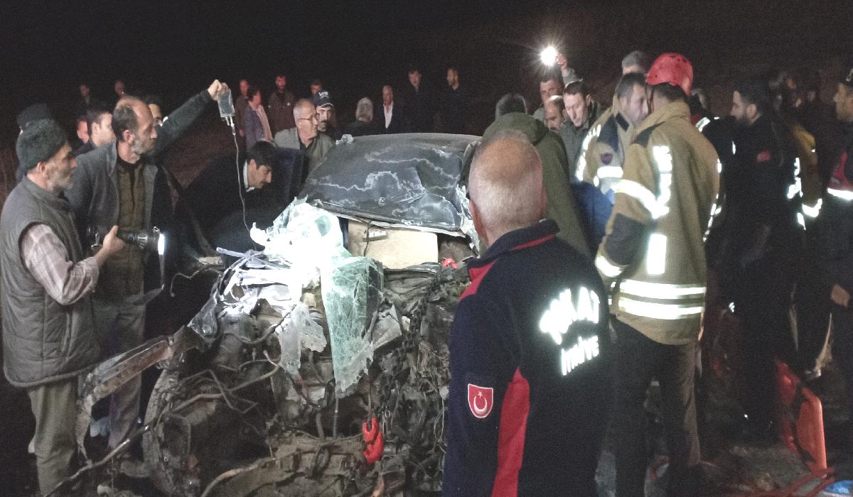 TIR’a çarpan otomobil hurda yığınına döndü