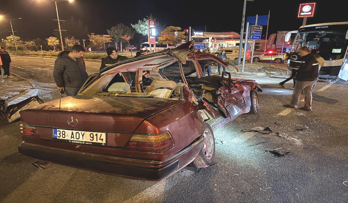 Tur otobüsü ile çarpışan otomobilde 2 kişi öldü