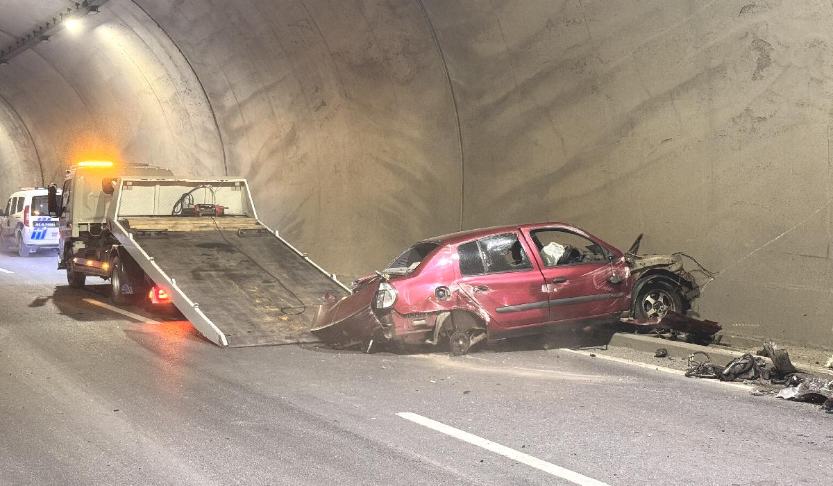 Zonguldak’ta kontrolden çıkan araç tünel duvarına çarptı