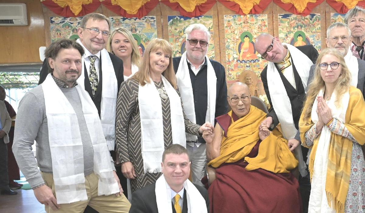 Estonyalı siyasetçilerin Dalay Lama ziyaretinde skandal. Vekiller sarhoş olunca siyasi kriz çıktı