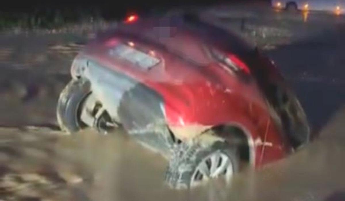 Bursa’da otomobil bataklığa saplandı: Sürücü son anda kurtuldu