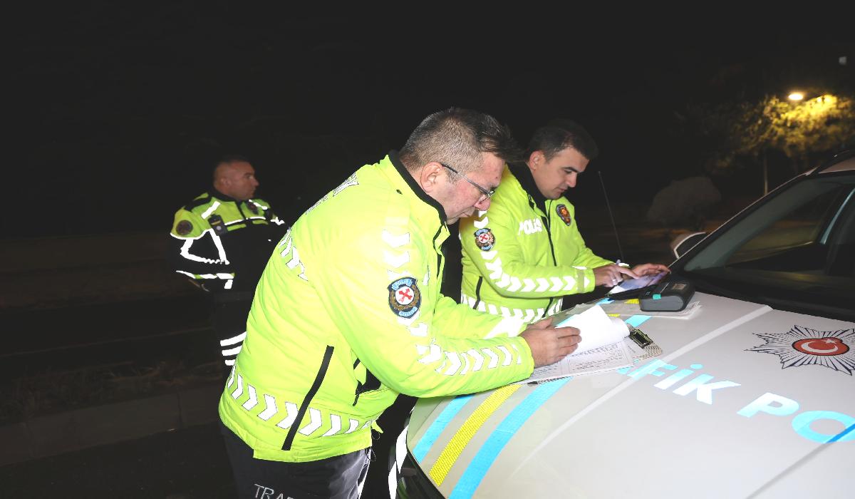 Alkollü sürücü yolda uyudu, uyanınca ilk gördüğü polis oldu