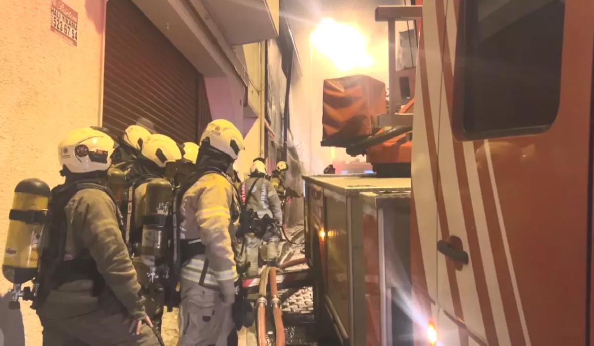 Fatih’te Yangın: Mahsur Kediye Oksijen