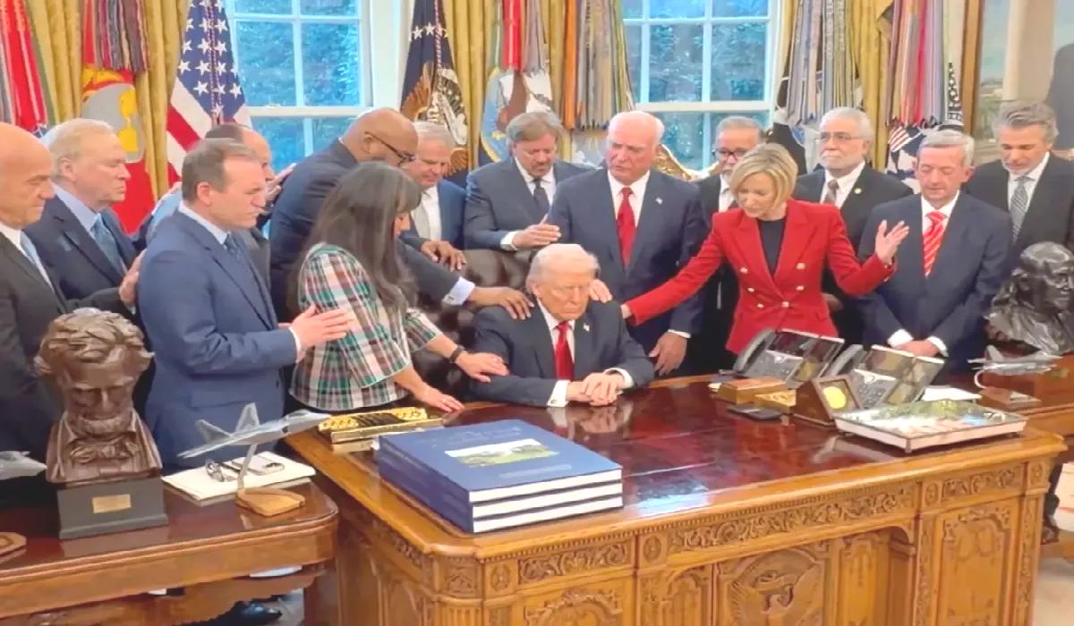 Oval Ofis’te toplanan Evangelist papazlardan Trump’a toplu dua